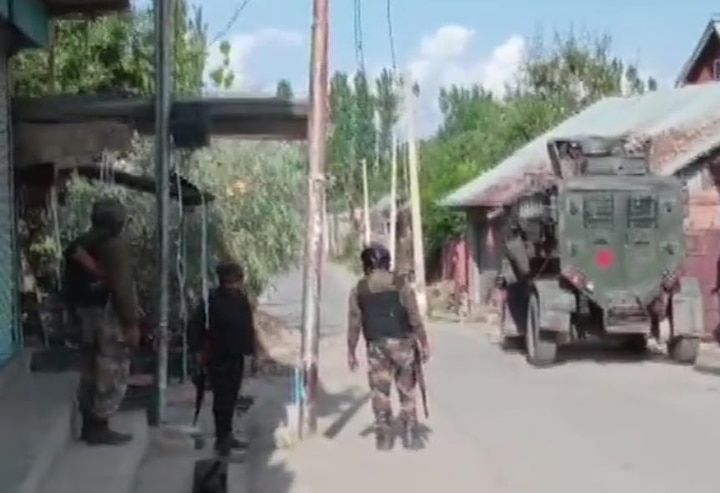 Jammu and Kashmir: Encounter breaks out between security forces and terrorists in Shopia કાશ્મીરના શોપિયામાં વધુ એક વખત સેના અને આતંકીઓ વચ્ચે અથડામણ, એક આતંકી ઠાર