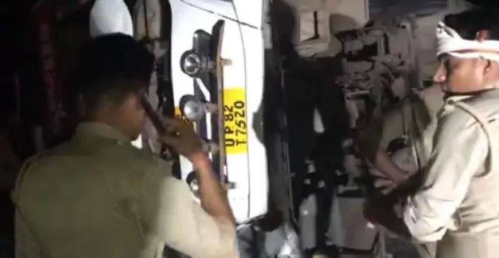Bus overturned on Agra Lucknow Expressway update દિલ્હીથી બિહાર જતી બસ આગરા લખનઉ એક્સપ્રેસ વે પર પલટી, 16 મુસાફરો ઘાયલ