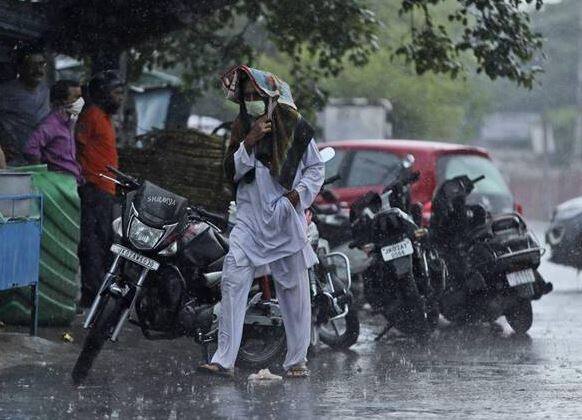 Hevay rainfall forecast for upcoming days in Gujarat check details ગુજરાતમાં 4 દિવસ ભારેથી અતિભારે વરસાદની આગાહી, જાણો કઈ તારીખે ક્યાં પડી શકે છે ધોધમાર વરસાદ