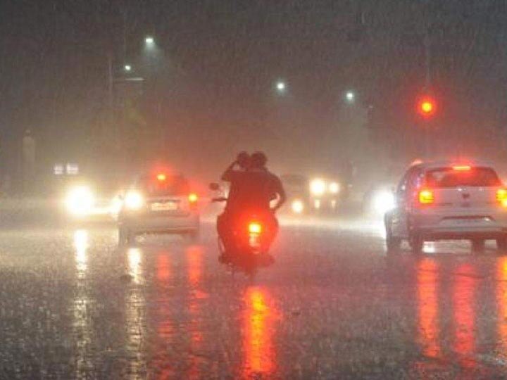 Heavy rainfall in Ahmedabad at last night ગુરૂવાર સાંજે અમદાવાદમાં વિજળીના કડાકા સાથે ધોધમાર વરસાદ તુટી પડ્યો, અનેક જગ્યાએ ભરાયા પાણી