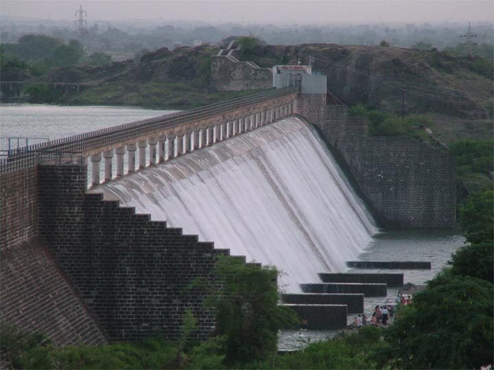 Heavy Rainfall: Aji Dam is overflow in Rajkot સૌરાષ્ટ્રની કઈ નદીમાં રૌદ્ર સ્વરૂપ જોવા મળ્યું? નદીમાં પૂરની સ્થિતિ સર્જાતાં કાંઠાના વિસ્તારોમાં ઘૂસ્યા પાણી