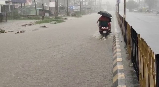 Heavy rainfall in Gujarat : 102 roads closed due to water logging , also 6 state highway  ગાંધીનગરઃ રાજ્યમાં ભારે વરસાદના કારણે 102 રસ્તા બંધ, 6 સ્ટેટ હાઈવેનો પણ સમાવેશ