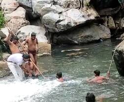 બનાસકાંઠાઃ ધોધમાં ન્હાવા પડેલા ત્રણ યુવકો ડૂબ્યા, એકનું મોત; બેની શોધખોળ ચાલું