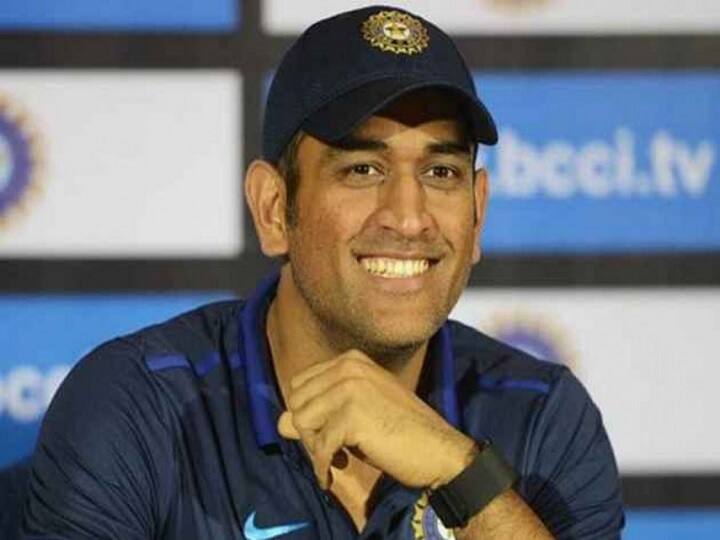  Ms dhoni gives his business class seat to economy class passenger on Flight to UAE ધોનીએ ઈકોનમી ક્લાસના પેસેન્જરને આપી દીધી પોતાની બિઝનેસ ક્લાસની ટિકિટ, કારણ જાણીને ચોંકી જશો