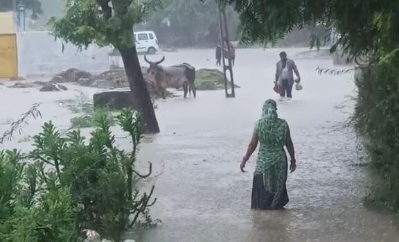 Heavy Rainfall in Kadi and bahucharaji mehsana district મહેસાણામાં જળબંબાકારની સ્થિતિ, બહુચરાજી અને કડીમાં ધોધમાર સવા સાત ઈંચ વરસાદ ખાબક્યો