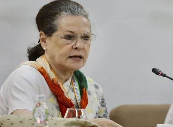 Sonia Gandhi to offer resignation at Congress Meeting Tomorrow Reports કૉંગ્રેસ અધ્યક્ષ પદ છોડવાની સોનિયા ગાંધીએ જાહેર કરી ઇચ્છા, આવતીકાલે CWCની બેઠકમાં ઉઠી શકે છે મુદ્દો