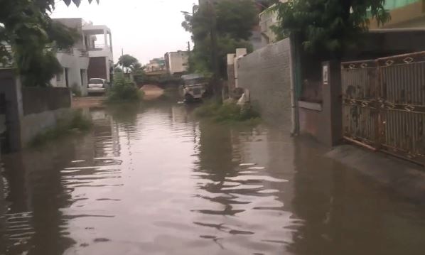 11 inches of rain in Mehsana water flooded people houses મહેસાણાના કડીમાં 11 ઇંચ વરસાદ ખાબકતા આખા શહેરમાં કેડસમા પાણી, લોકોના ઘરોમાં પણ પાણી ઘૂસ્યા