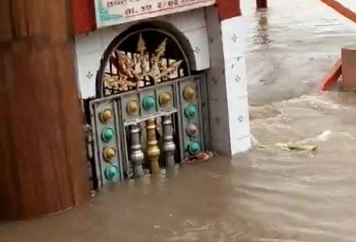 Heavy rainfall in Morbi district , flood in Machhu river, temple drown in water 'મચ્છુ તારા વહેતા પાણી' : મોરબીમાં માતાજીનું મંદિર થયું પાણીમાં ગરકાવ, જુઓ દ્રશ્યો