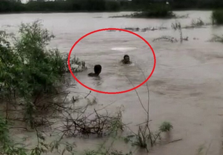 Two youngsters dragged in Flood at Vana village of Lakhtar, people save persons  સુરેન્દ્રનગરઃ પાણીના ધસમસતા પ્રવાહમાં બે યુવકોએ નાંખી કાર ને તણાયા, પછી.....