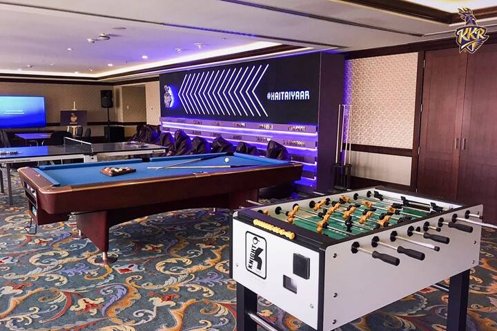 આ પહેલા આઇપીએલ 13ની સિઝનમાં ભાગ લેવા માટે ઇન્ડિયન પ્રીમિયર લીગની રૉયલ ચેલેન્જર્સ બેગ્લુરું, રાજસ્થાન રૉયલ્સ, પંજાબની ટીમો ચૂકી છે. ખાસ વાત છે કે આઇપીએલમાં ભાગ લેનારા તમામ ખેલાડીઓ, અધિકારીઓને બીસીસીઆઇ દ્વારા જાહેર કરાવામાં આવેલી ગાઇડલાઇન પ્રમાણે ત્યાં નિયમનુ પાલન કરવુ પડશે.