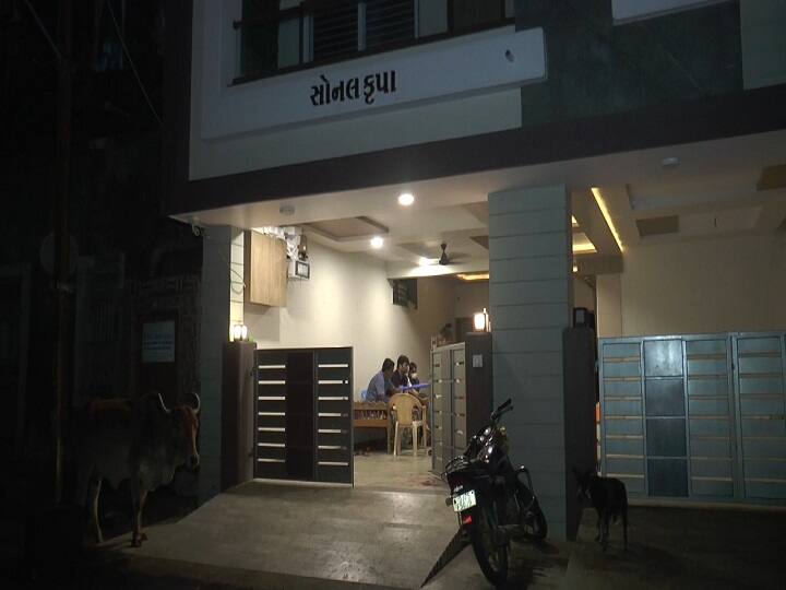 ગુજરાતના આ શહેરમાં ભાજપ નેતાના ઘર પર ફાયરિંગ, શહેર ભાજપ મહામંત્રી ગંભીર રીતે ઘાયલ, જાણો ક્યાં લઈ જવા પડ્યા ? BJP leader injured in firing in Porbandar ગુજરાતના આ શહેરમાં ભાજપ નેતાના ઘર પર ફાયરિંગ, શહેર ભાજપ મહામંત્રી ગંભીર રીતે ઘાયલ, જાણો ક્યાં લઈ જવા પડ્યા ?