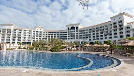 વિરાટ કોહલીની આગેવાની વાળી રૉયલ ચેલેન્જર્સ બેંગ્લૉરની ટીમ યુએઇમાં અહીં રોકાઇ છે. વાલ્ડૉર્ફ એસ્ટૉરિયા દુબઇ પામ ઝૂમેરિયા હૉટલ, દુબઇની એક આલિશાન હૉટલમાંની એક છે.