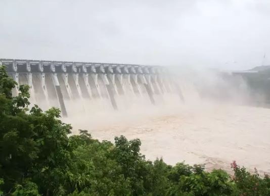 10 gates of Sardar Sarovar Dam were opened, 21 villages were alert સરદાર સરોવર ડેમના 10 દરવાજા ખોલવામાં આવ્યા, 21 ગામોને કરાયા એલર્ટ