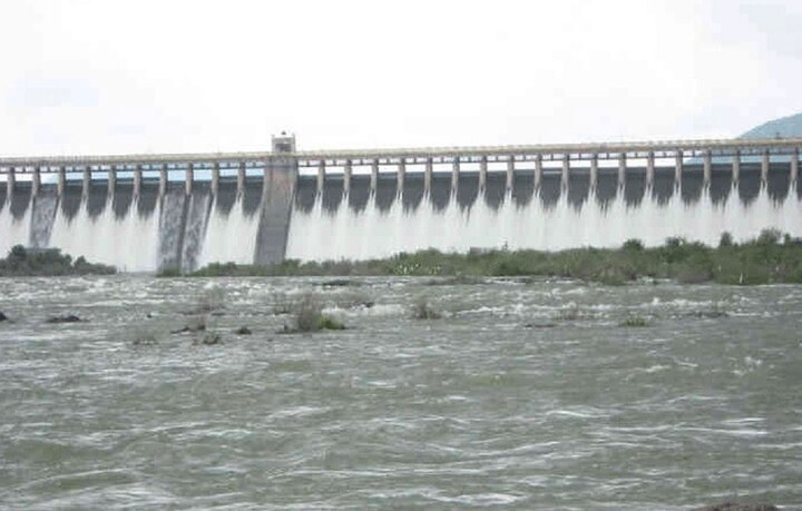 120 dam on high alert following heavy rains in Saurashtra સૌરાષ્ટ્રમાં ભારે વરસાદને પગલે 120 ડેમ હાઈ એલર્ટ પર, ભાદર-1ના તમામ 27 દરવાજામાં ખોલવામાં આવ્યા
