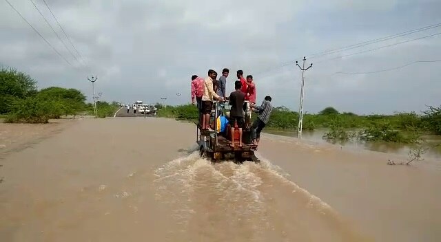 સૌરાષ્ટ્રના આ જિલ્લામાં નદીઓના પાણી સ્ટેટ હાઈવે પર ફરી વળ્યા, જુઓ કેવા સર્જાયો દ્રશ્યો