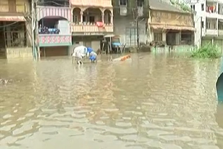 Flood in Narmada river, water logging in Bharuch  નર્મદા નદીમાં ઉપરથી પાણી આવતાં ભરુચમાં ઘૂસી ગયા પાણી, લોકોમાં ફફડાટ