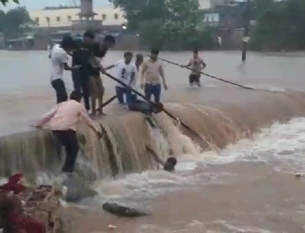 ગુજરાતનો જાણીતો માટેલ ધરો ફરીથી થયો ઓવરફ્લો, 3 લોકો તણાયા