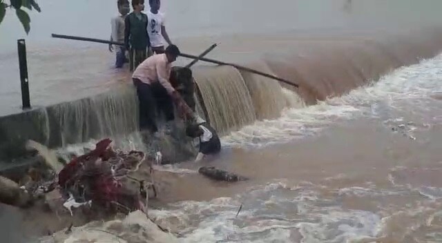 ગુજરાતનો જાણીતો માટેલ ધરો ફરીથી થયો ઓવરફ્લો, 3 લોકો તણાયા