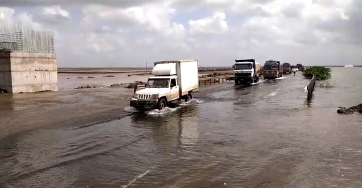 Heavy rains washed away roads in Gujarat, closing 297 roads, including 33 state highways ભારે વરસાદને પગલે ગુજરાતના રસ્તાઓ ધોવાયા, 33 સ્ટેટ હાઈવે સહિત 297 રસ્તાઓ બંધ