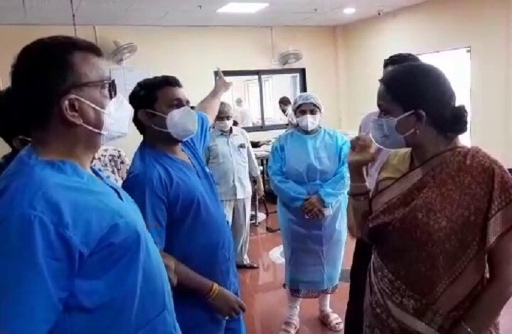 Jayanti Ravi angry on hospital staff of Rajkot after 108 ambulance long time stop   રાજકોટમાં આરોગ્ય સચિવ જ્યંતિ રવિએ કોને બરાબર ખખડાવ્યા ? કોવિડ હોસ્પિટલ અંગે શું આપ્યાં સૂચન ?