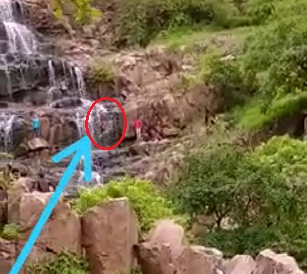 Man collapse from Sunsar waterfall of Arvalli  અરવલ્લીના કયા ધોધ પરથી યુવક ખાબક્યો નીચે? દ્રશ્યો જોઇ હચમચી જશો