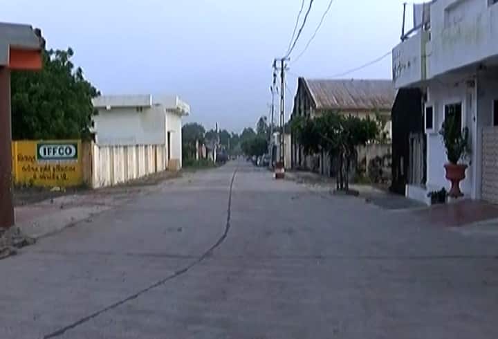 ગુજરાતના કયા નાનકડા ગામમાં કોરોનાના કેસ આવતાં જાહેર કરાયું સ્વયંભૂ લોકડાઉન? પાંચ દિવસ સજ્જડ બંધ Anida village of Gondal self lockdown for five days due to new 2 cases ગુજરાતના કયા નાનકડા ગામમાં કોરોનાના કેસ આવતાં જાહેર કરાયું સ્વયંભૂ લોકડાઉન? પાંચ દિવસ સજ્જડ બંધ