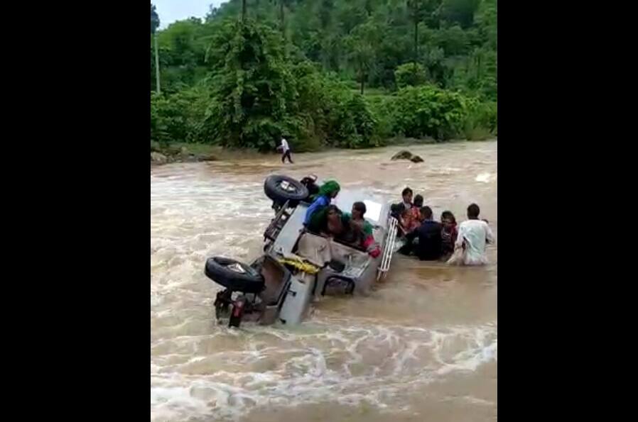 Heavy rains cause jeep to capsize near Amirgarh-Rajasthan border ભારે વરસાદને પગલે અમીરગઢ-રાજસ્થાન બોર્ડર નજીક જીપ પાણીમાં પલટી જતા 10 લોકો તણાયા