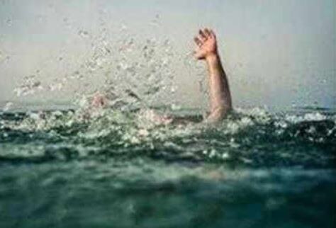 A young man drowning in a river rescued by 3 Sikh youths નદીમાં તણાઈ રહેલા 2 યુવાનોને 3 શીખ યુવકોએ પોતાની પાઘડીથી બચાવ્યા, જાણો વિગત