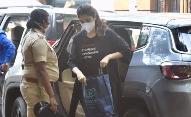 Rhea Chakraborty's T-Shirt Message viral on social media જેલમાં જતી વખતે રીયાએ પહેરેલા ટી-શર્ટ પર શું લખ્યું હતું વાયરલ થઈ રહયો છે મેસેજ