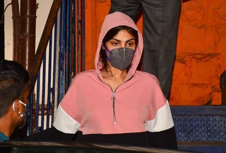 rhea chakraborty's first night in jail barrack રીયા ચક્રવર્તીએ જેલમાં પહેલી રાત ક્યાં સૂઈને વિતાવી, જાણો શું ખાધું