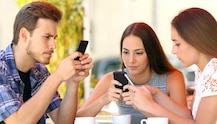 Social Media Addiction Symptioms: આ 5 સંકેતો જો તમારામાં જોવા મળે તો ચેતી જજો, લાગી હોઈ શકે છે સોશિયલ મીડિયાની લત