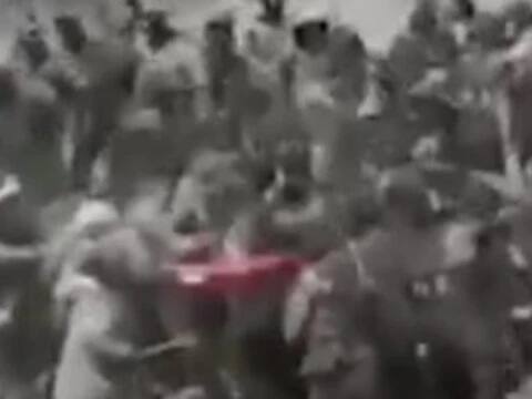 આ વીડિયોમાં શોર-બકોર સંભળાઇ રહ્યો છે જેમાં બન્ને પક્ષોના સૈનિકો મારામારી કરતા એકબીજાનો સામનો કરી રહ્યાં છે.
