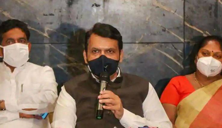 દેવેન્દ્ર ફડણવીસે ઉદ્ધવ સરકાર પર સાધ્યું નિશાન, કહ્યુ- દાઉદનું ઘર છોડી દીધું અને કંગનાનું તોડી દીધું You dont demolish Dawoods home Devendra Fadnavis jibe at Shiv Sena over Kangana Ranaut દેવેન્દ્ર ફડણવીસે ઉદ્ધવ સરકાર પર સાધ્યું નિશાન, કહ્યુ- દાઉદનું ઘર છોડી દીધું અને કંગનાનું તોડી દીધું