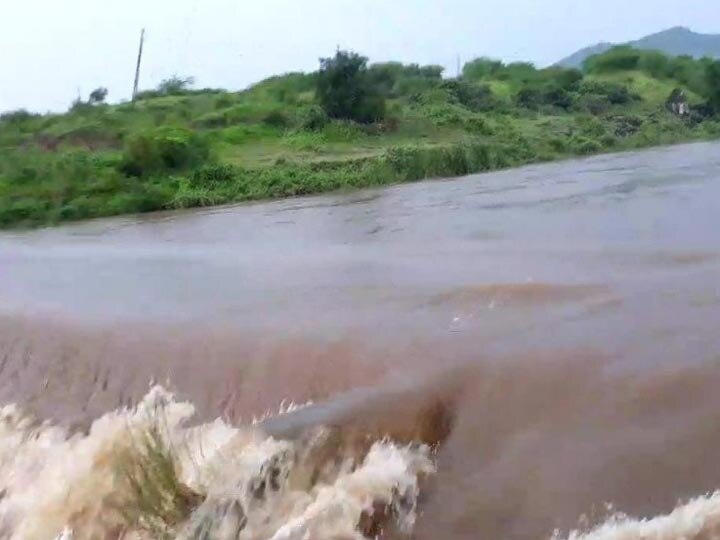 6 inch heavy rainfall in Kalyanpur at Devbhumi Dwarka સૌરાષ્ટ્રના કયા વિસ્તારમાં આભ ફાટ્યું હોય તેવી સ્થિતિ સર્જાઈ? 2 કલાકમાં 4 ઈંચ વરસાદ ખાબકતાં નદીઓ બે કાંઠે વહેતી થઈ
