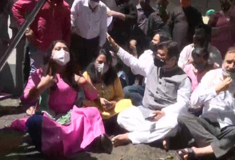 Ex-Navy officer attack case: BJP protests against release of Shiv Sena men મારપીટ કેસઃ શિવસૈનિકોના જામીન પર ભાજપનું વિરોધ પ્રદર્શન, ફરી ધરપકડની કરી માંગ