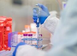 Corona Vaccine: ક્યાં સુધીમાં આવી શકે કે કોરોનાની રસી? બ્રિટિશ મહિલાને આડ અસર થથાં રોકાયું હતું એસ્ટ્રાજેનેકાનું પરીક્ષણ