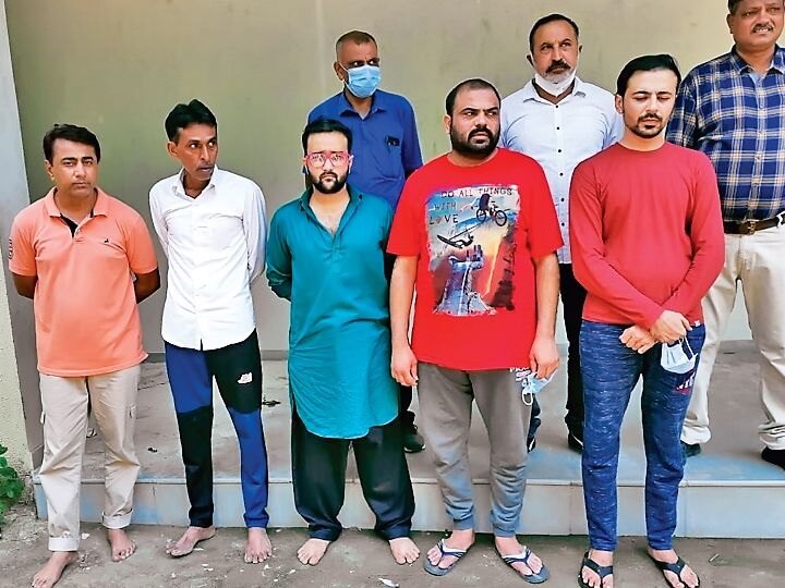 Ahmedabad drugs case : Policeman Firoz Khan Nagori and other arrested with one crore rupees drugs  અમદાવાદમાં 1 કરોડના ડ્રગ્સ સાથે ઝડપાયેલો પોલીસ અધિકારી કોણ છે ? ક્રાઈમ બ્રાંચે ક્યાંથી ઝડપ્યો ?