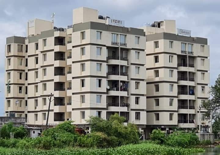 Surat builder Prakash Bhalani give 42 flats without rent to families in Corona effect કોરોનાના કહેર વચ્ચે સુરતના બિલ્ડરની અનોખી પહેલઃ વગર ભાડે 42 ફ્લેટ લાચાર પરિવારોને રહેવા આપ્યા