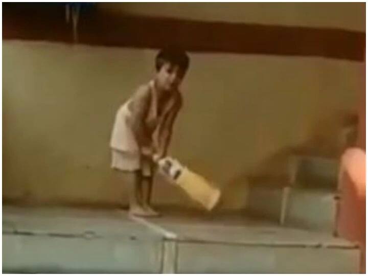 cricketer aakash chopra shared a child batting video આકાશ ચોપડાએ તાબડતોડ શૉટ્સ ફટકારતો નાના બાળકનો વીડિયો કર્યો શેર, તો લોકો બોલ્યા- આ તો નાના 'ક્રિસ ગેલ' છે.....