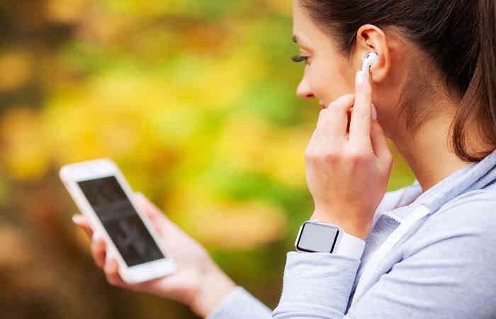 more use of earphones is can make sick  સાવધાન, ફોનમાં ઇયરફોન નાંખીને સાંભળવાથી થાય છે મોટુ નુકશાન, આ રીતે થવાય છે બિમાર