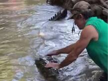 નદીની સફાઇ કરવા પહોંચેલા શખ્સ પર 13 ફૂટ લાંબા મગરે અચાનક કર્યો હુમલો, તો શખ્સ પકડીને ધકેલી દીધો પાછો, જુઓ વીડિયો