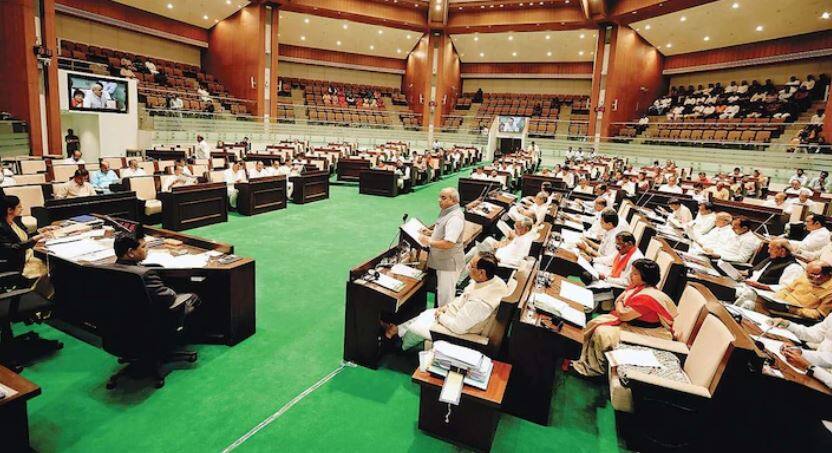 Gujarat Assembly Season: Nitin Patel on congress MLA Naushad Solanki વિધાનસભામાં જોરદાર હોબાળો, નિતિન પટેલે કોંગ્રેસના ધારાસભ્યને કોન્ટ્રાક્ટર કહેતા છૂટુ માઈક ફેંક્યું....