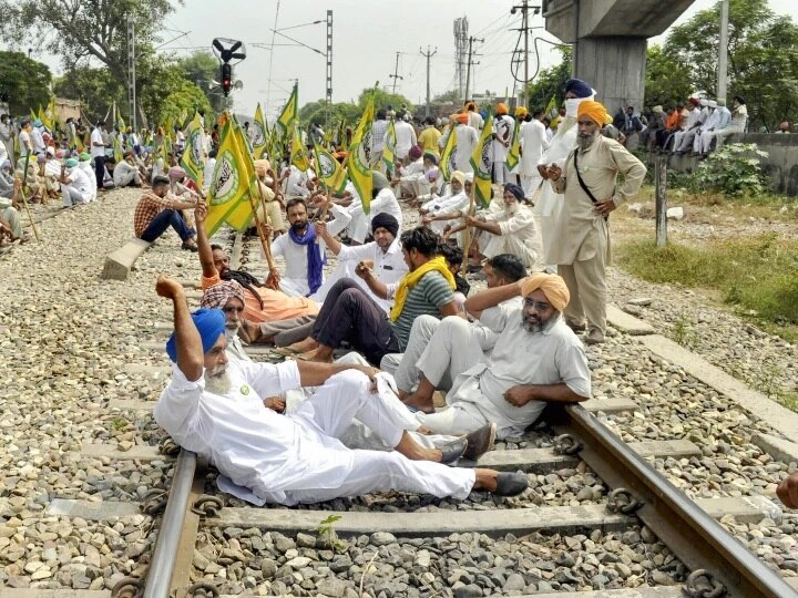 punjab farmers protest rail roko agitation કૃષિ બિલના વિરોધમાં પંજાબમાં ‘રેલ રોકો’ આંદોલન,  અનેક ટ્રેનો કરાઈ રદ્દ