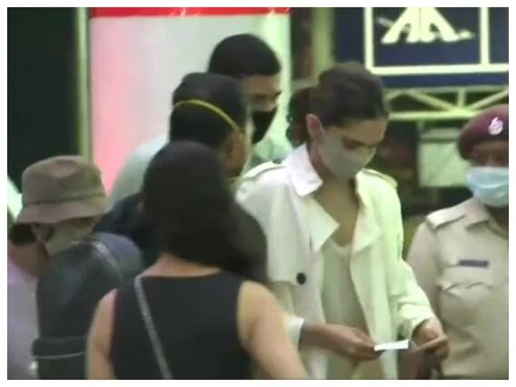 ડ્રગ્સ કેસ: NCBના સમન્સ બાદ રણવીર સિંહ સાથે ગોવાથી મુંબઈ પહોંચી દીપિકા પાદુકોણ