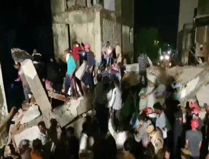 gujarat under construction building collapsed in bawamanpura વડોદરામાં નિર્માણાધિન ઈમારત તૂટી પડતા ત્રણ લોકોના મોત
