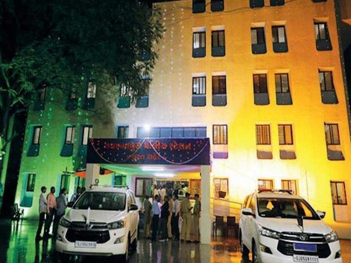 Surat: woman manager of Bank of Baroda was told I LOVE U by another branch manager સુરત: બેંક ઓફ બરોડાની મહિલા મેનેજરને અન્ય શાખાના મેનેજરે 
