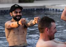 RCBમાંથી કોણે ગાયું ' દિલ લે ગઈ કુડી ગુજરાત કી ', કોનું બેસુરું ગીત સાંભળીને વિરાટ હસવા લાગ્યો જુઓ વીડિયો