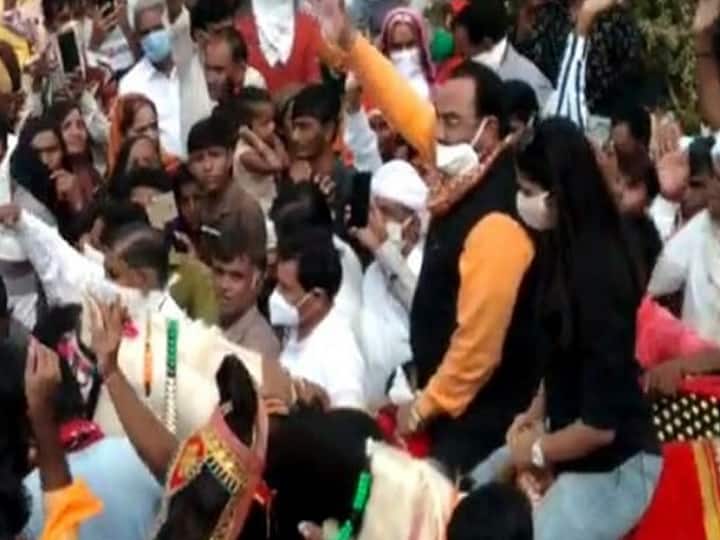 Kinjal Dave and gujarat BJP leaders procession In disa Violation of social distance કિંજલ દવેએ ભાજપના ક્યા નેતા સાથે ઘોડા પર બેસીને કાઢ્યું સરઘસ, સોશિયલ ડિસ્ટન્સિંગના ઉડાવ્યા ધજાગરા