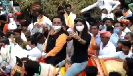 Singer kinjal dave and gujarat BJP leader Violation of social distance in disa  કિંજલ દવેએ ભાજપના ક્યા નેતા સાથે ઘોડા પર બેસીને કાઢ્યું સરઘસ, સોશિયલ ડિસ્ટન્સિંગના ઉડાવ્યા ધજાગરા
