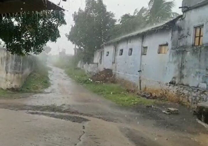In this part of Gujarat, there was light rain, farmers were worried ગુજરાતના આ વિસ્તારમાં ઠેકઠેકાણે કરા સાથે વરસાદ પડ્યો, ખેડૂતો મુકાયા ચિંતામાં